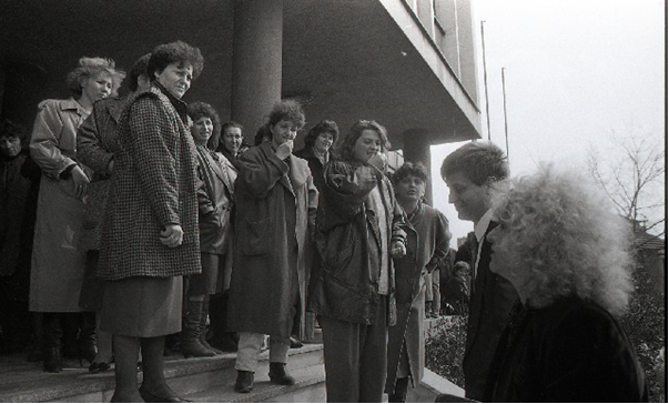 Zaboravljena povest radničkih borbi
Radnice fabrike obuće „Boranka” u štrajku i na protestu isped zgrade Skupštine opštine Bor 1993. godine.